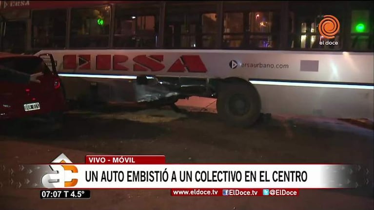 Accidente entre un colectivo y un auto en San Jerónimo y Chacabuco