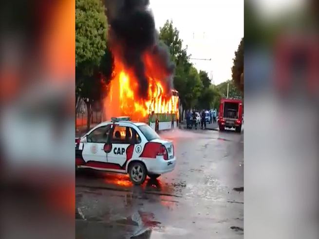 Así se incendió un trolebús en barrio Panamericano