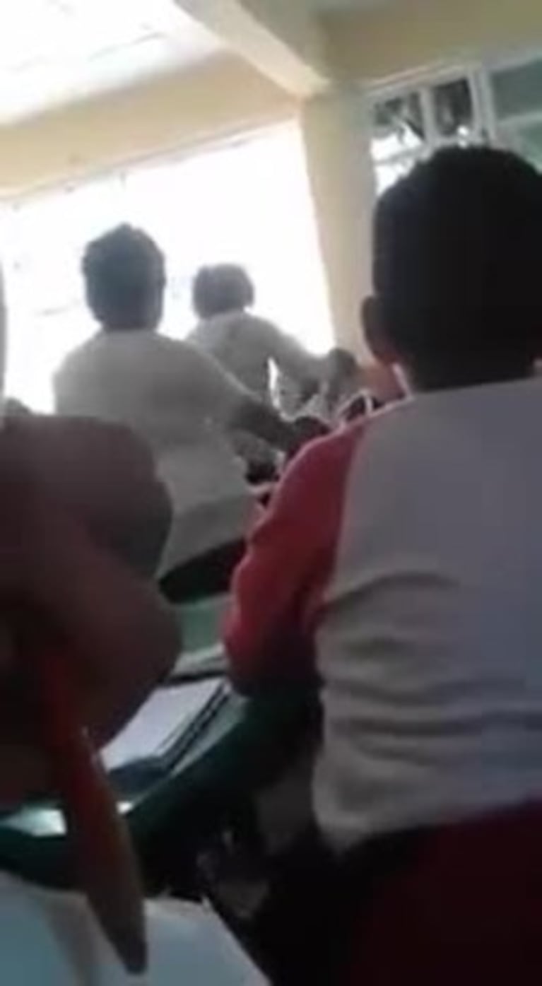 Agredió a golpes a un nene frente a sus alumnos