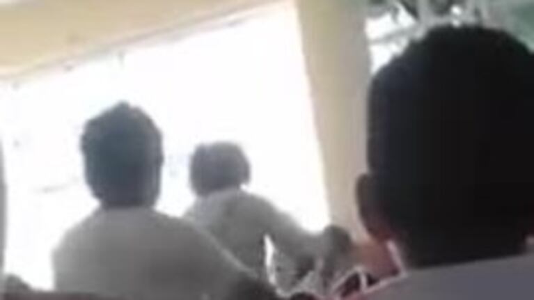 Agredió a golpes a un nene frente a sus alumnos