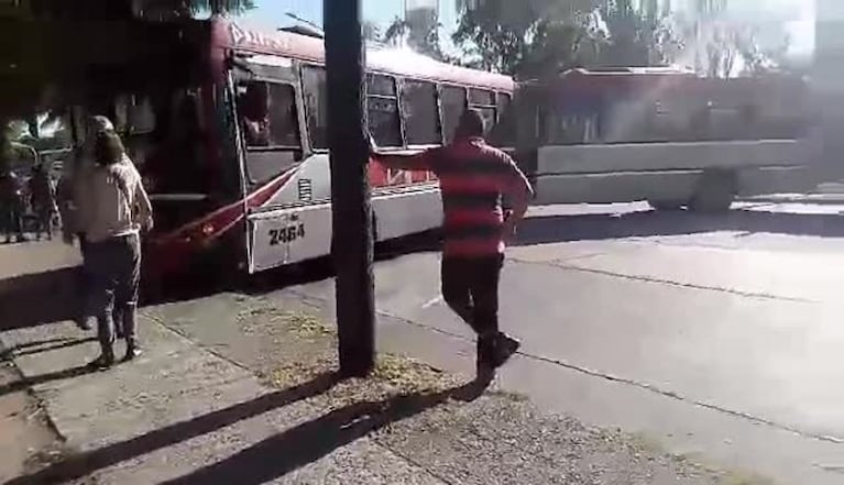 Mala maniobra de un colectivo y caos de tránsito