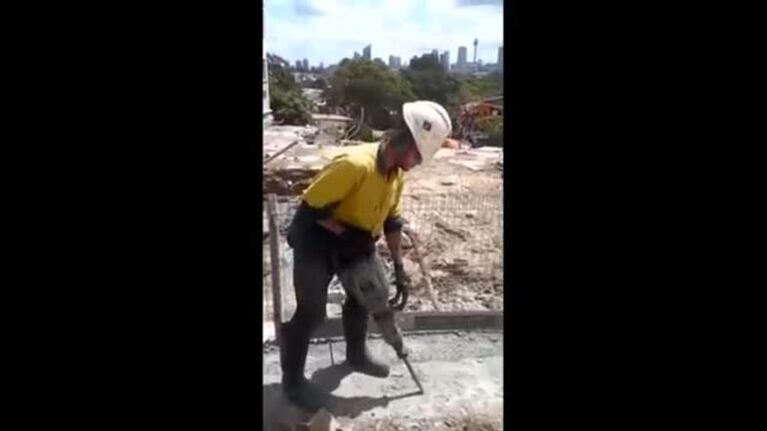 Canta como Pavarotti y trabaja en la construcción