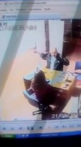 Se peleó con la secretaría y le pegó