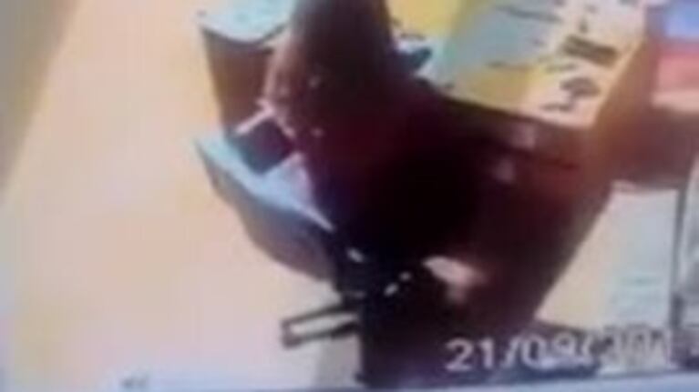 Se peleó con la secretaría y le pegó