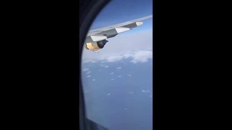 Un avión voló con la turbina destruida