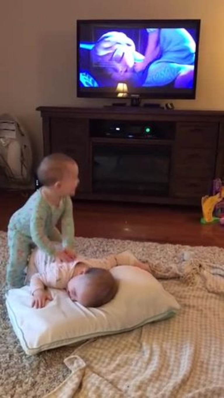 Dos bebés recrean una escena de Frozen