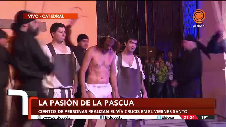 La imagen más impactante del vía crucis: la crucifixión