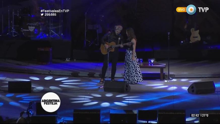 Raly Barrionuevo y Soledad cantando Luna Cautiva