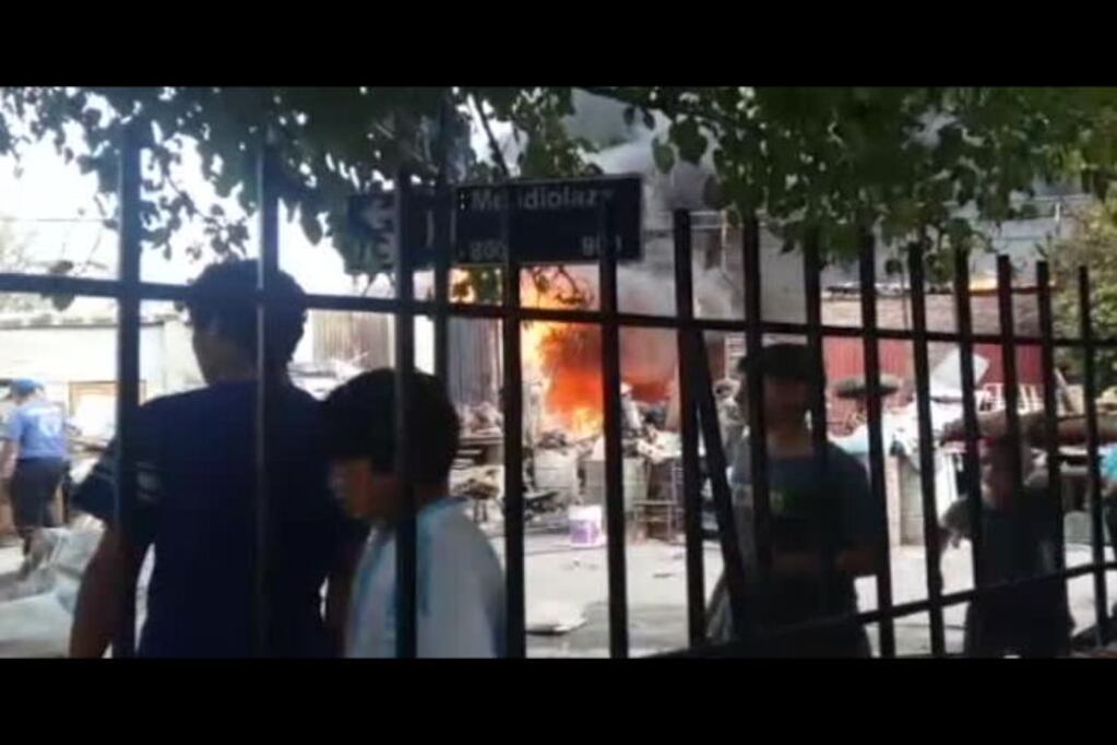 Barrio Hipólito Yrigoyen: se prendió fuego un depósito