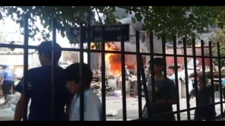 Barrio Hipólito Yrigoyen: se prendió fuego un depósito