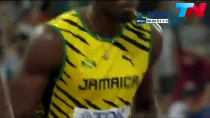 Usain Bolt se tropezó y ganó igual