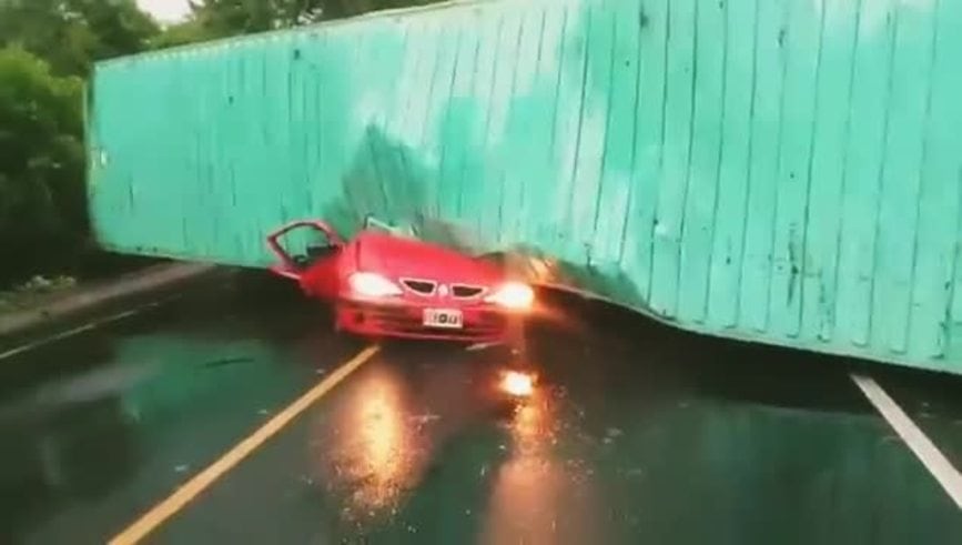 Un acoplado aplastó a un auto y mató a tres argentinos