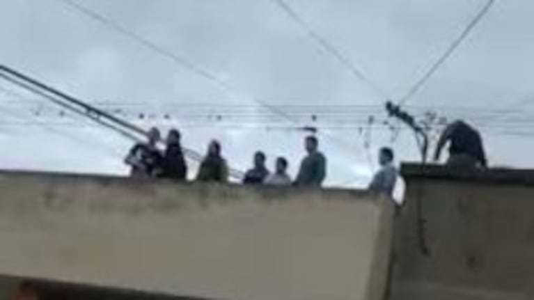 Atraparon a un ladrón en el techo de una vivieda