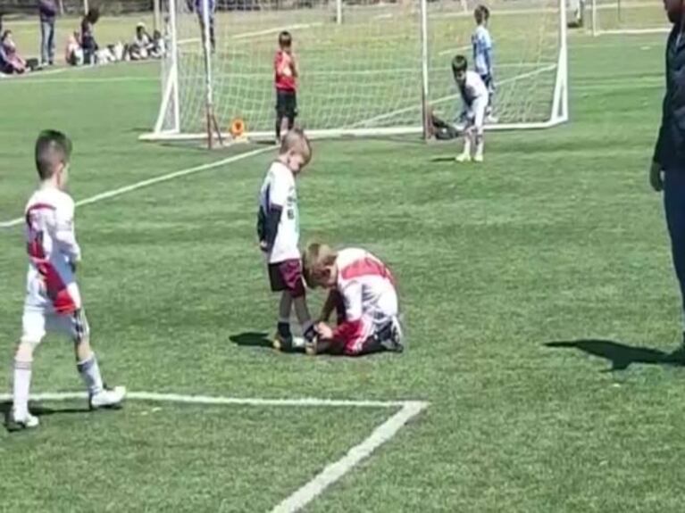 El ejemplar gesto de dos chicos en el fútbol infantil