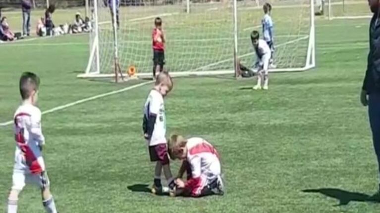 El ejemplar gesto de dos chicos en el fútbol infantil