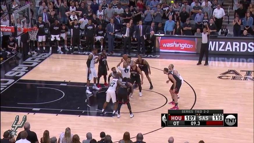 La genial tapa de Ginóbili contra Houston Rockets