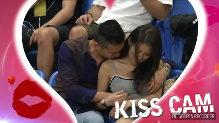 La Kiss Cam los filmó en un momento muy cariñoso