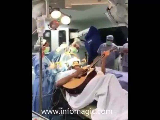 Tocó la guitarra mientras lo operaban del cerebro