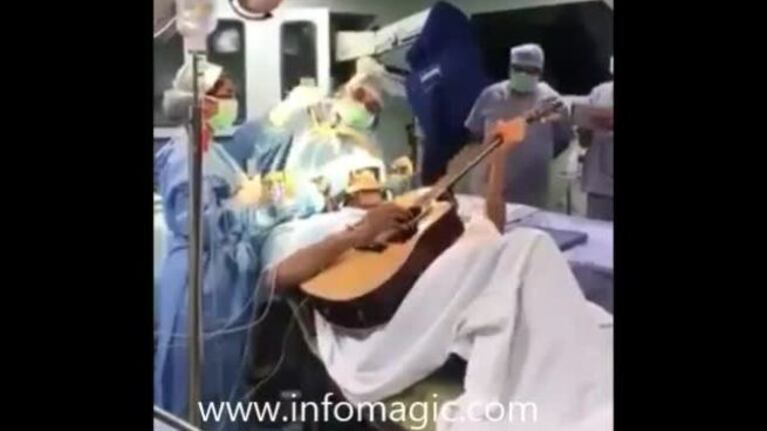 Tocó la guitarra mientras lo operaban del cerebro