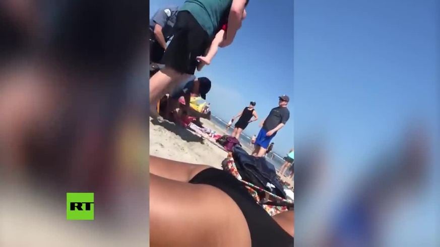 Escándalo por la detención de un mujer en una playa   