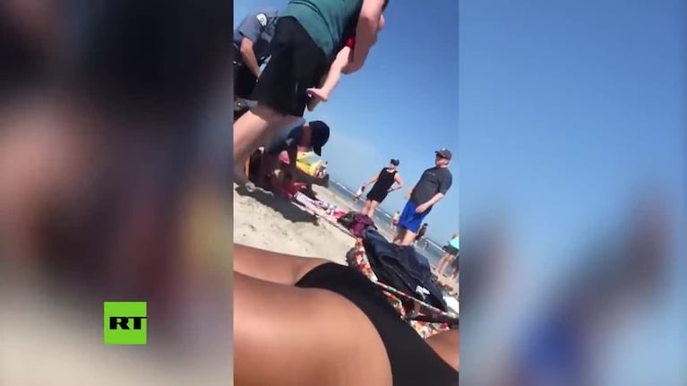 Escándalo por la detención de un mujer en una playa