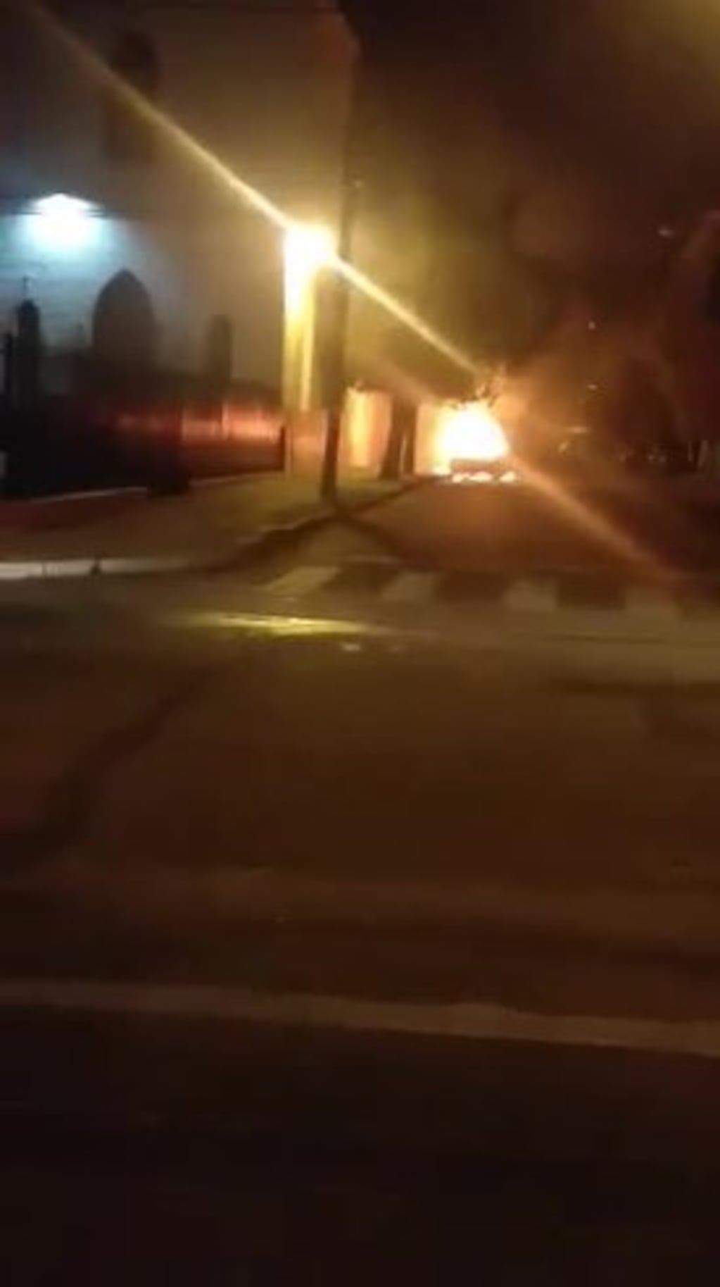 Barrio Pueyrredón: así se quemaba el auto abandonado por ladrones