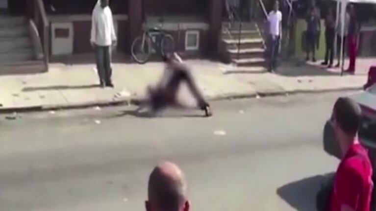 Una mujer fue golpeada en pleno día y nadie la ayudó