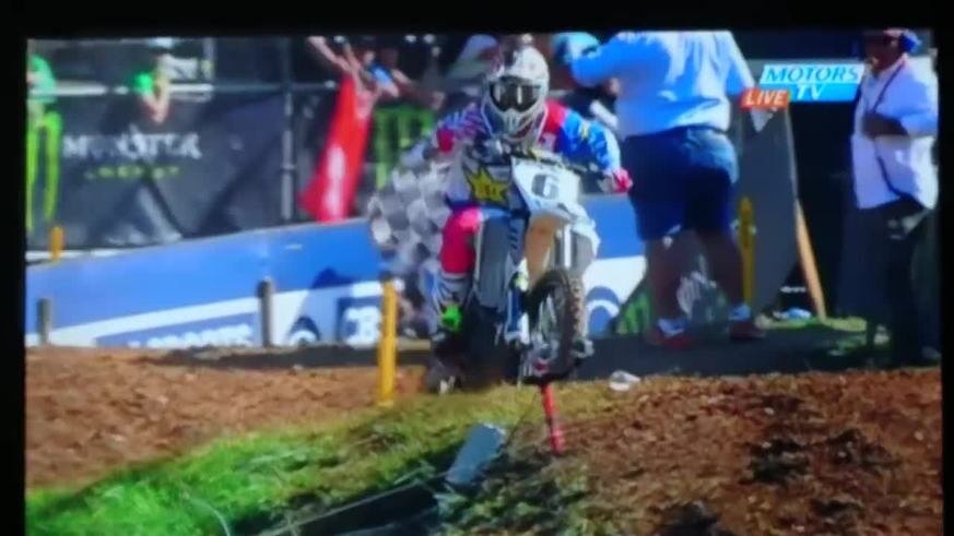 Tremendo accidente en motocross