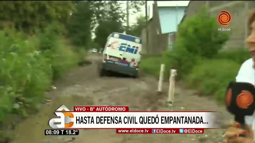 La camioneta de Defensa Civil también se quedó empantanada