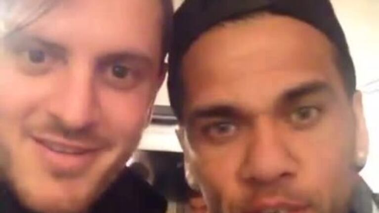 Dani Alves saludó a Renzo Saravia