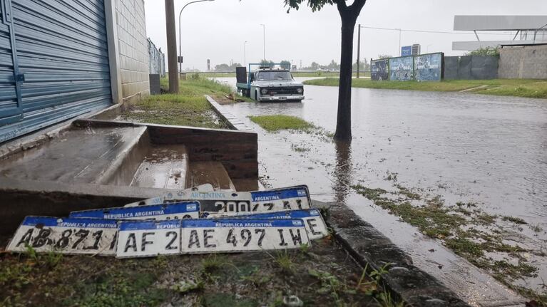 El vado de las patentes: por el agua, numerosos autos las perdieron