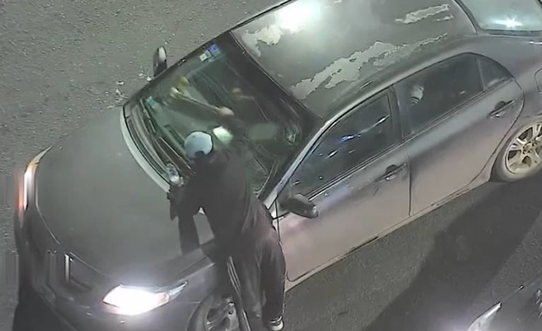 Video: detuvieron a un limpiavidrios que estaba en un semáforo del centro de Córdoba
