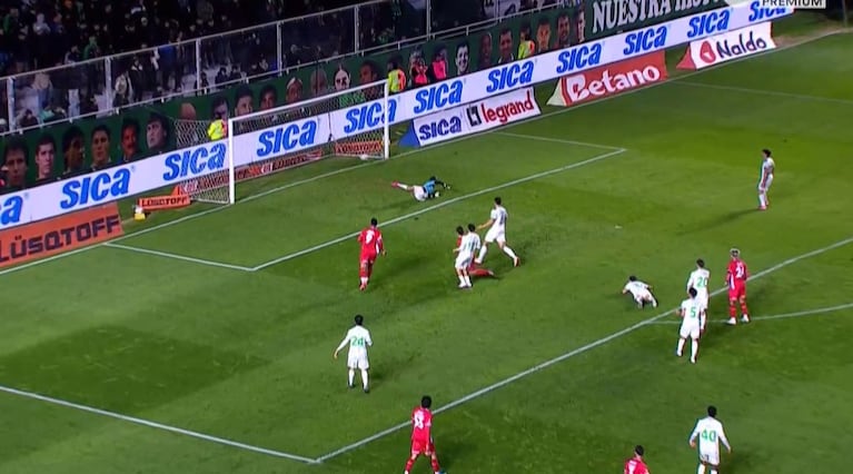 ¡Pegó en el palo! Zelarayán tuvo el gol de Belgrano sobre el final del primer tiempo