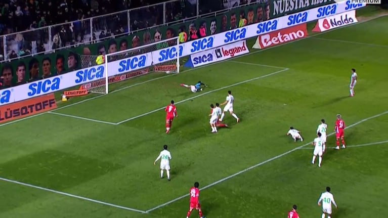 ¡Pegó en el palo! Zelarayán tuvo el gol de Belgrano sobre el final del primer tiempo