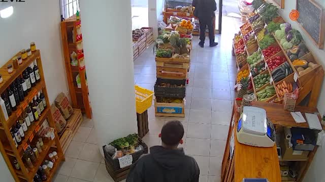 Filmaron a un ladrón robando en una verdulería de Córdoba