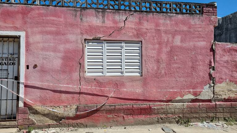 Vecinos denunciaron que un pozo agrietó sus casas: “Es inhabitable”