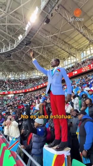Lumumba Vea, la “estatua roja” que sorprende al Mundial