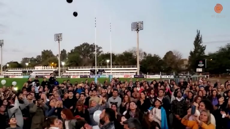 Globos y aplausos en el homenaje a Benjamín