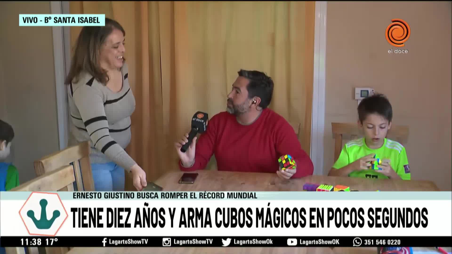 Un nene arma cubos Rubik en segundos