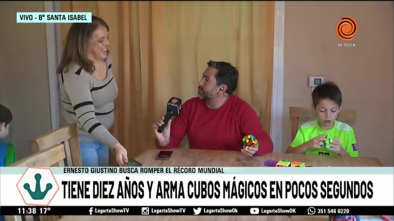 Un nene arma cubos Rubik en segundos
