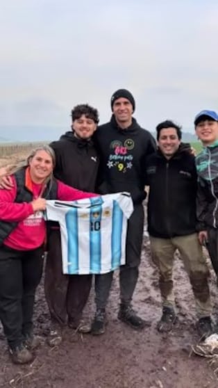 Ayudó al Dibu a sacar su camioneta del barro