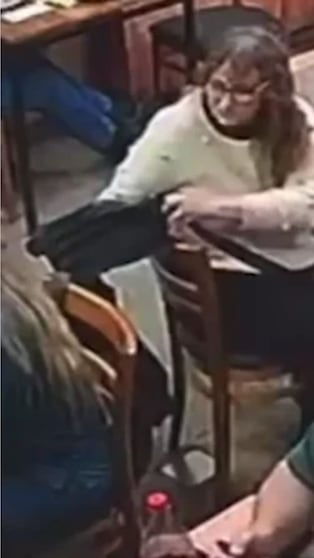 Video: se hizo pasar por cliente de un bar y se robó una cartera