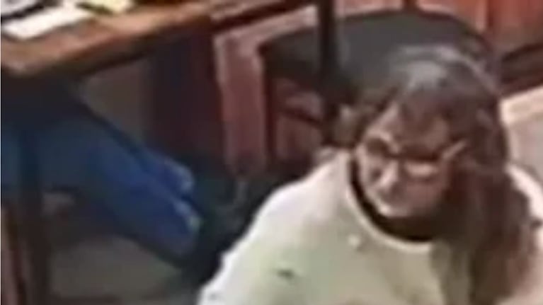 Video: se hizo pasar por cliente de un bar y se robó una cartera