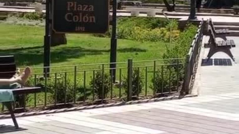 Se acostó a tomar sol en plena Plaza Colón