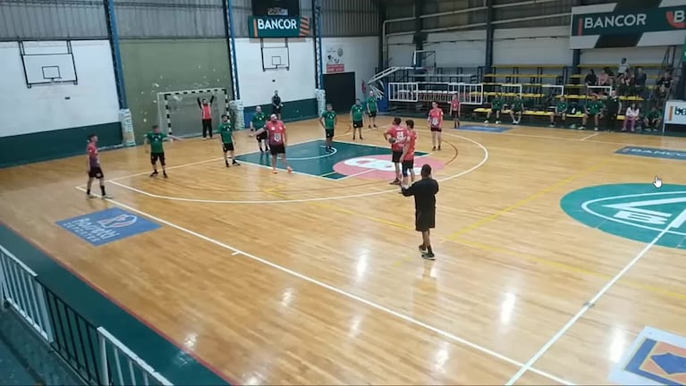 Video: un jugador de la federación cordobesa de handball noqueó a otro de una trompada