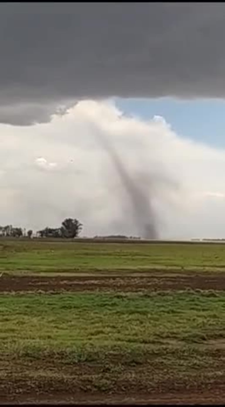 Grabaron un tornado en el sur de Córdoba