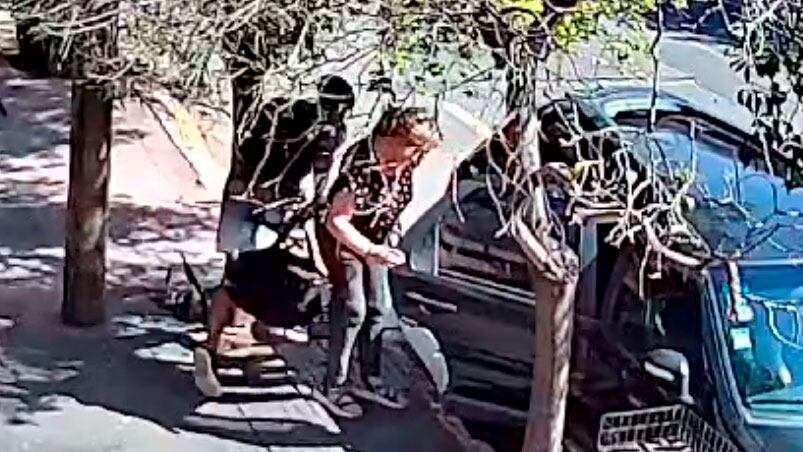 Le robó una valija a una jubilada en un segundo