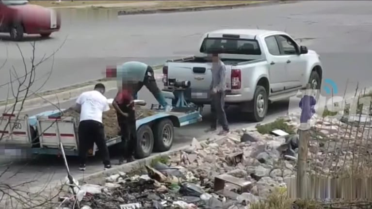Tiraban basura en un baldío de Córdoba, los descubrieron y terminaron detenidos