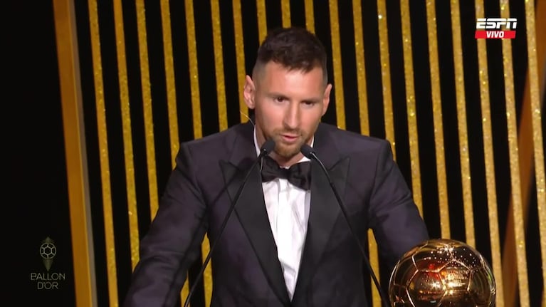 Messi ganó el Balón de Oro y se lo dedicó a Maradona