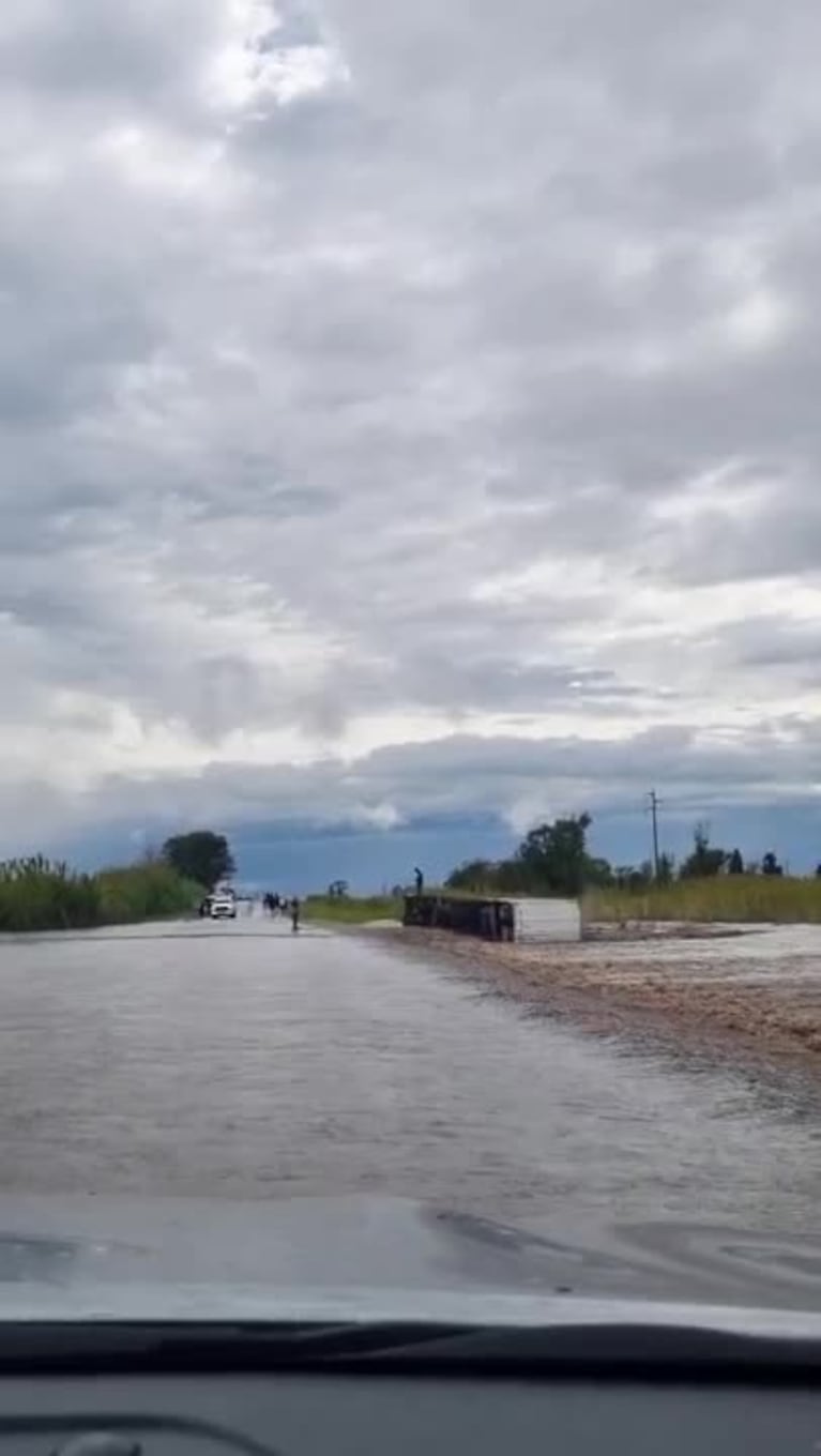 Un camión arrastrado por el agua en el sur cordobés